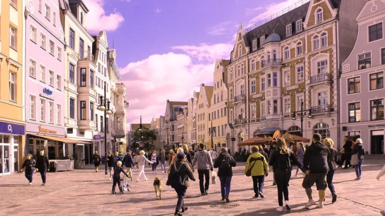 Lidé procházejí pěší zónou v historickém centru