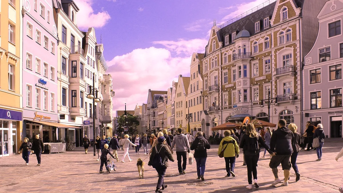 Lidé procházejí pěší zónou v historickém centru