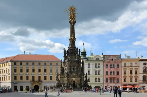 Barokní sloup Nejsvětější Trojice se zlaceným vrcholovým sousoším na Horním náměstí v Olomouci