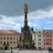 Barokní sloup Nejsvětější Trojice se zlaceným vrcholovým sousoším na Horním náměstí v Olomouci