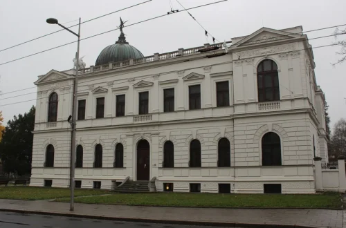 Historická výstavní budova Slezského zemského muzea v Opavě s kopulí a sochou Genia, pohled z ulice Komenského