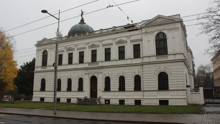 Historická výstavní budova Slezského zemského muzea v Opavě s kopulí a sochou Genia, pohled z ulice Komenského