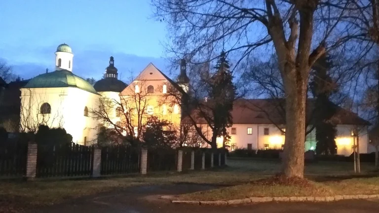 Klášterní areál v Ostrově s kaplemi a klášterním kostelem za soumraku