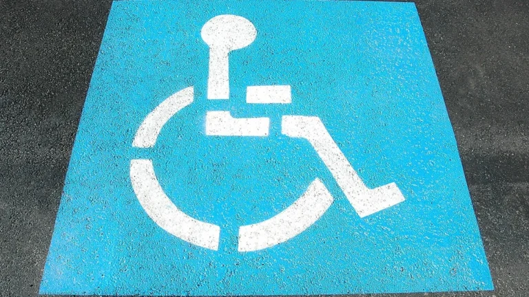 Symbol vozíčkáře na parkovacím místě