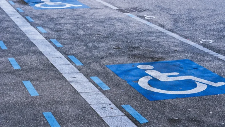 Vyhrazená parkovací místa označená symbolem vozíčkáře