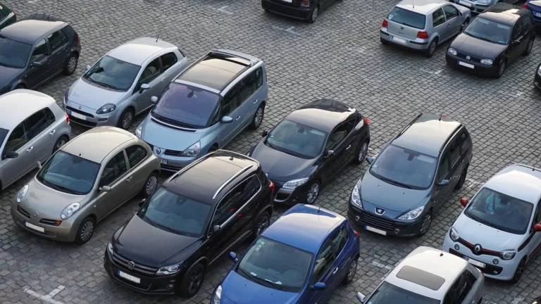 Auta zaparkovaná na dlážděném parkovišti