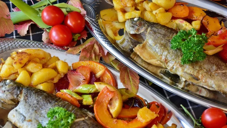 Pečená ryba s bylinkami, zeleninou a bramborami
