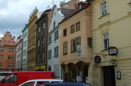 Domy v Perlové ulici v Plzni s praporem Plzeňského historického podzemí