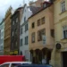 Domy v Perlové ulici v Plzni s praporem Plzeňského historického podzemí