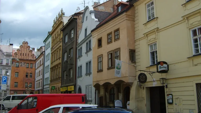 Domy v Perlové ulici v Plzni s praporem Plzeňského historického podzemí