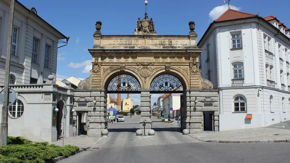 Jubilejní brána pivovaru Plzeňský Prazdroj v Plzni s letopočty 1842 a 1892