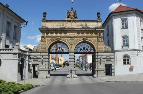 Jubilejní brána pivovaru Plzeňský Prazdroj v Plzni s letopočty 1842 a 1892