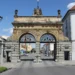 Jubilejní brána pivovaru Plzeňský Prazdroj v Plzni s letopočty 1842 a 1892