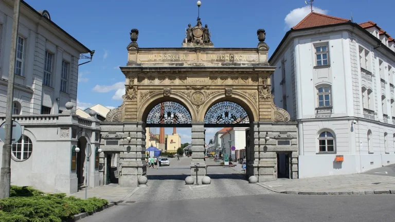 Jubilejní brána pivovaru Plzeňský Prazdroj v Plzni s letopočty 1842 a 1892