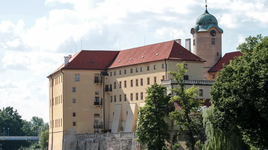 Zámek Poděbrady s věží nad řekou Labe, pohled z nábřeží