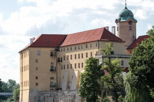 Zámek Poděbrady s věží nad řekou Labe, pohled z nábřeží