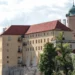 Zámek Poděbrady s věží nad řekou Labe, pohled z nábřeží