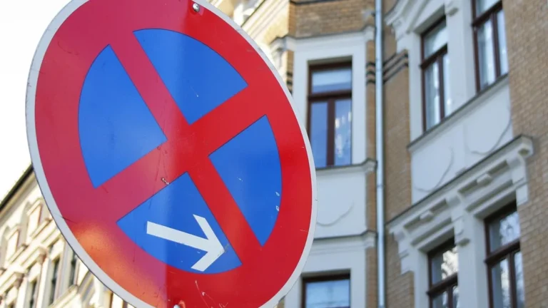 Dopravní značka zákaz zastavení u starého domu