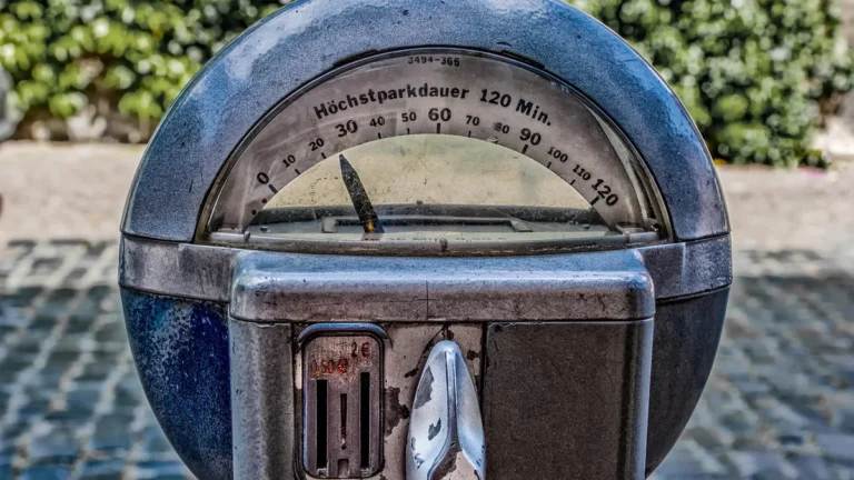 Starý parkovací automat na dlažbě
