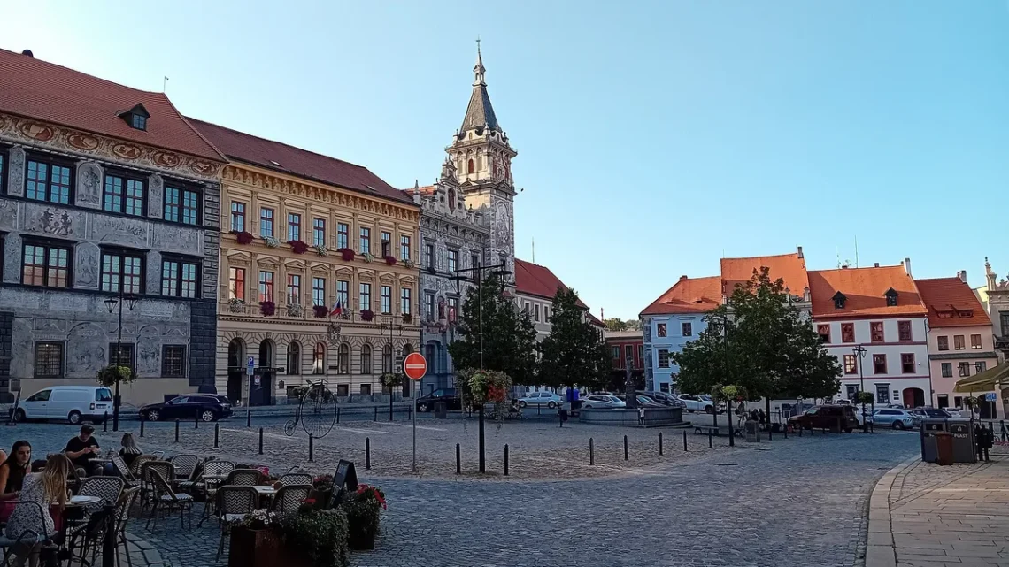 Velké náměstí v Prachaticích se Starou radnicí, Novou radnicí s věží a renesančními domy