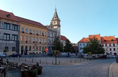 Velké náměstí v Prachaticích se Starou radnicí, Novou radnicí s věží a renesančními domy