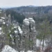 Zasněžené pískovcové věže Prachovských skal z vyhlídky Českého ráje