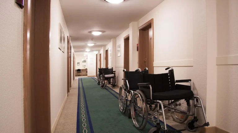 Invalidní vozíky na chodbě