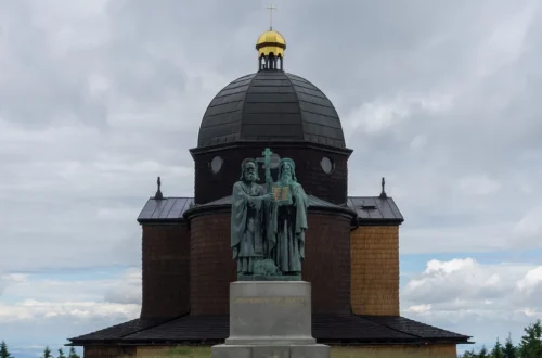 Dřevěná kaple svatého Cyrila a Metoděje na vrcholu Radhoště s bronzovým sousoším věrozvěstů