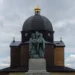 Dřevěná kaple svatého Cyrila a Metoděje na vrcholu Radhoště s bronzovým sousoším věrozvěstů