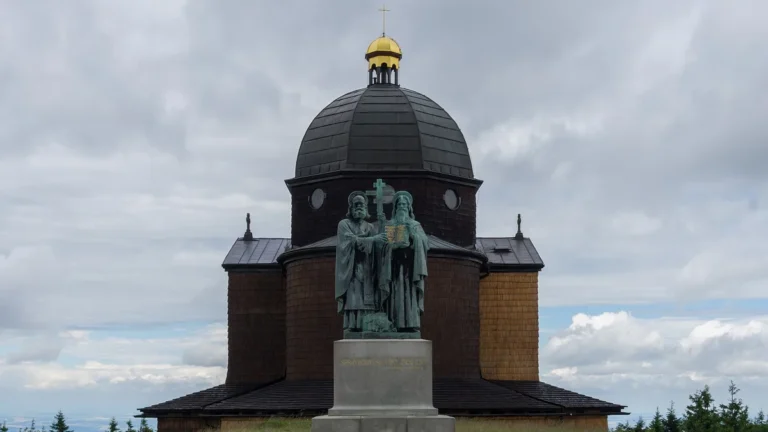 Dřevěná kaple svatého Cyrila a Metoděje na vrcholu Radhoště s bronzovým sousoším věrozvěstů