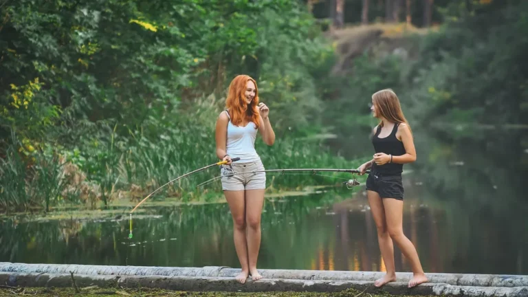 Dvě dívky rybaří u řeky