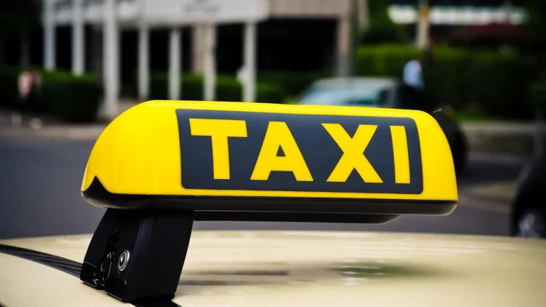 Střešní svítilna taxíku na autě