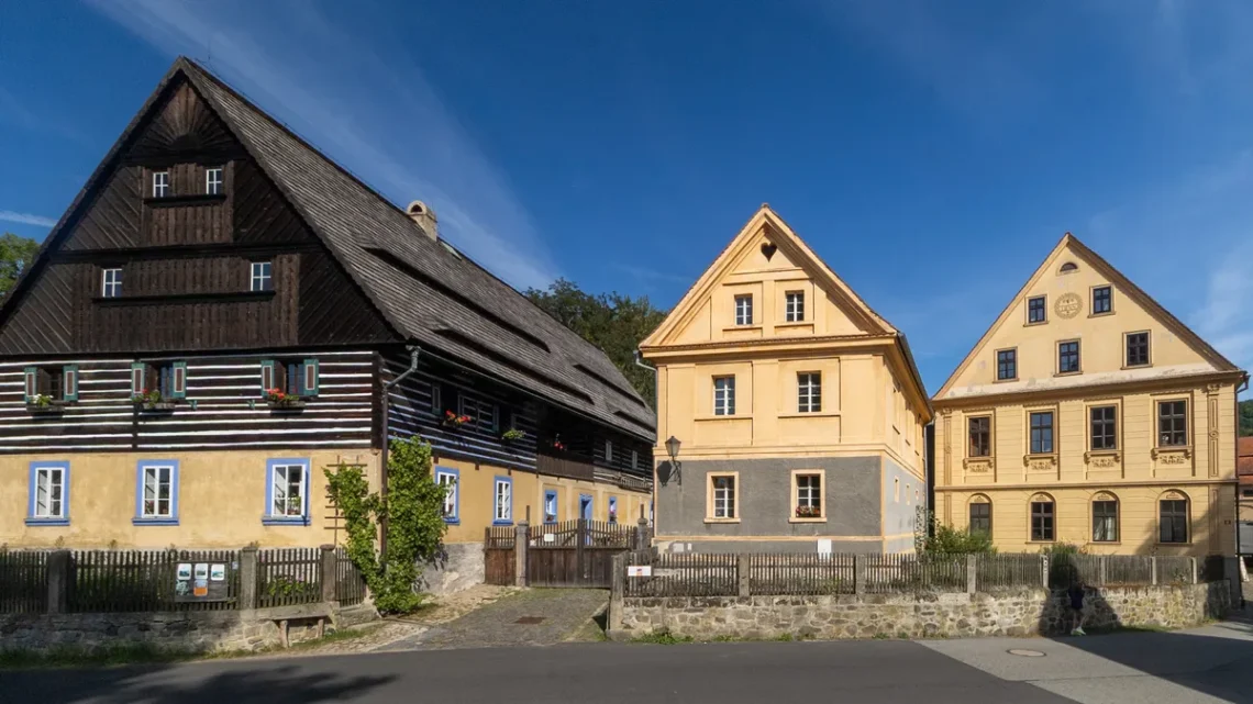 Roubený statek a zděné klasicistní domy na návsi v Zubrnicích, Muzeum v přírodě Zubrnice