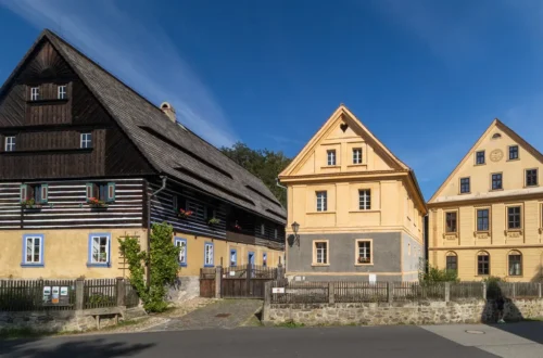 Roubený statek a zděné klasicistní domy na návsi v Zubrnicích, Muzeum v přírodě Zubrnice