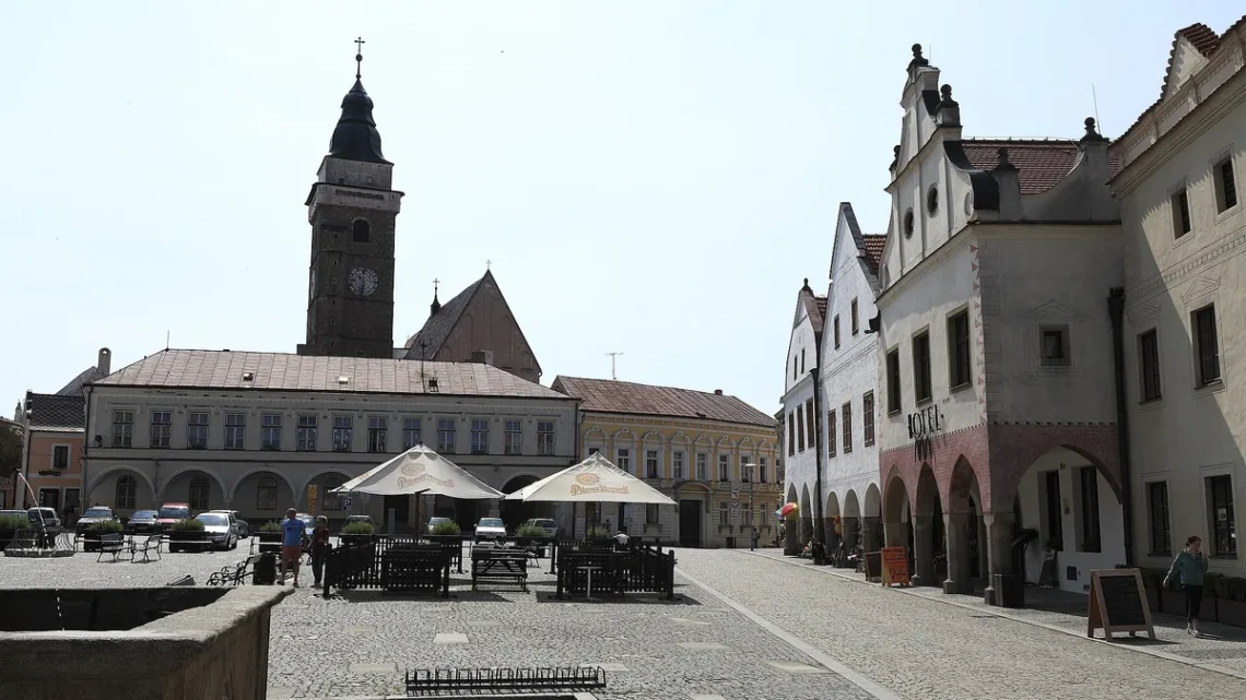 Náměstí Míru ve Slavonicích s renesančními domy a věží kostela Nanebevzetí Panny Marie