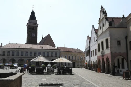 Náměstí Míru ve Slavonicích s renesančními domy a věží kostela Nanebevzetí Panny Marie