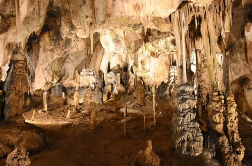 Krápníková výzdoba s mohutnými stalagmity a stalaktity v Eliščině jeskyni ve Sloupsko-šošůvských jeskyních