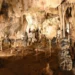 Krápníková výzdoba s mohutnými stalagmity a stalaktity v Eliščině jeskyni ve Sloupsko-šošůvských jeskyních