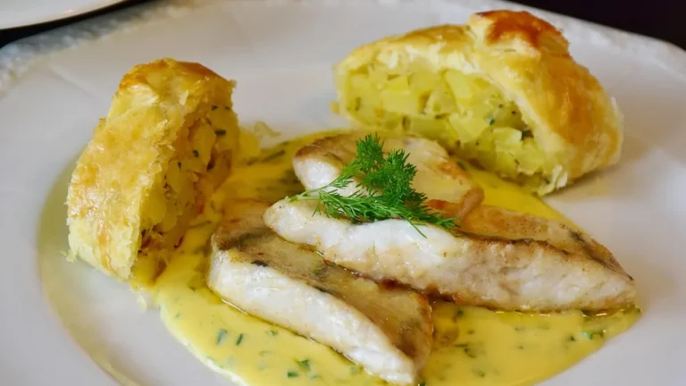 Rybí filet s omáčkou podávaný na talíři