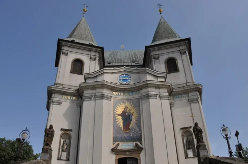 Průčelí baziliky Nanebevzetí Panny Marie na Svatém Hostýně s mozaikou Panny Marie, pohled z hlavního schodiště