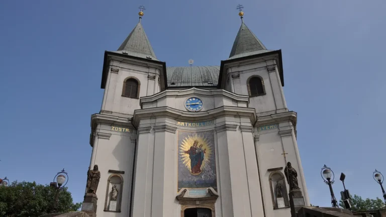 Průčelí baziliky Nanebevzetí Panny Marie na Svatém Hostýně s mozaikou Panny Marie, pohled z hlavního schodiště