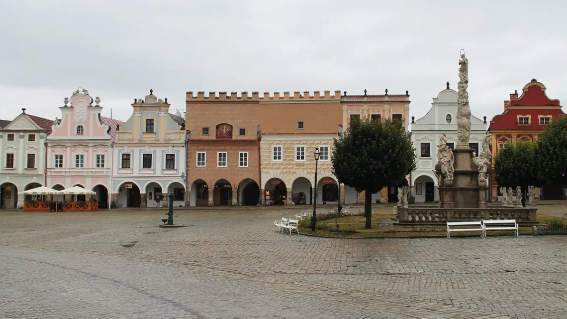 Renesanční a barokní domy s podloubím a Mariánský sloup na náměstí Zachariáše z Hradce v Telči