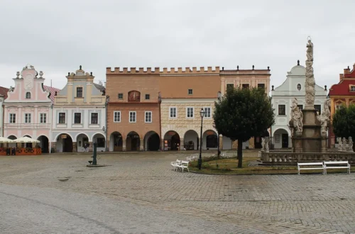 Renesanční a barokní domy s podloubím a Mariánský sloup na náměstí Zachariáše z Hradce v Telči