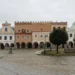 Renesanční a barokní domy s podloubím a Mariánský sloup na náměstí Zachariáše z Hradce v Telči
