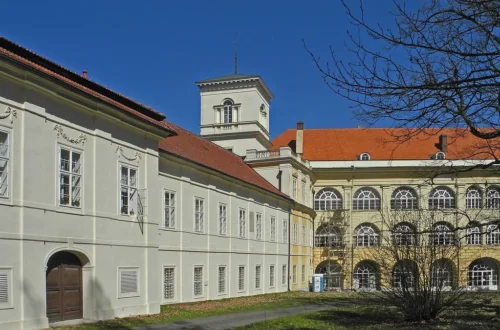 Zámek Teplice se zámeckým divadlem a věží, pohled ze Zámecké zahrady