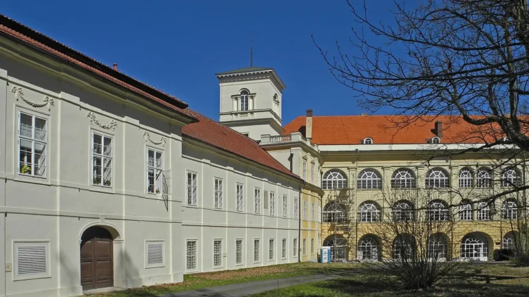 Zámek Teplice se zámeckým divadlem a věží, pohled ze Zámecké zahrady