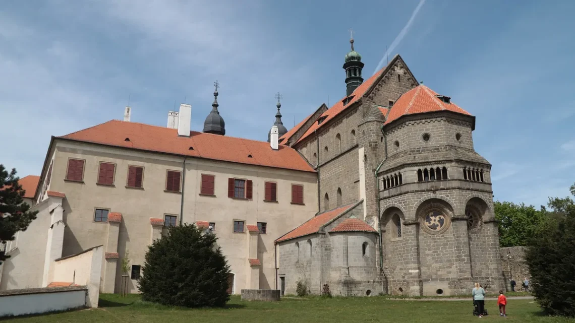 Románsko-gotická bazilika sv. Prokopa s rozetou v apsidě a sousední třebíčský zámek, bývalý benediktinský klášter