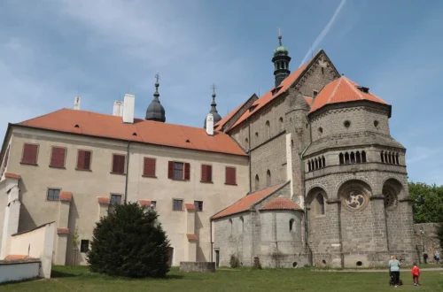 Románsko-gotická bazilika sv. Prokopa s rozetou v apsidě a sousední třebíčský zámek, bývalý benediktinský klášter
