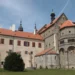 Románsko-gotická bazilika sv. Prokopa s rozetou v apsidě a sousední třebíčský zámek, bývalý benediktinský klášter