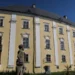 Barokní průčelí zámku Bruntál se sochou Vulkána v zámecké zahradě